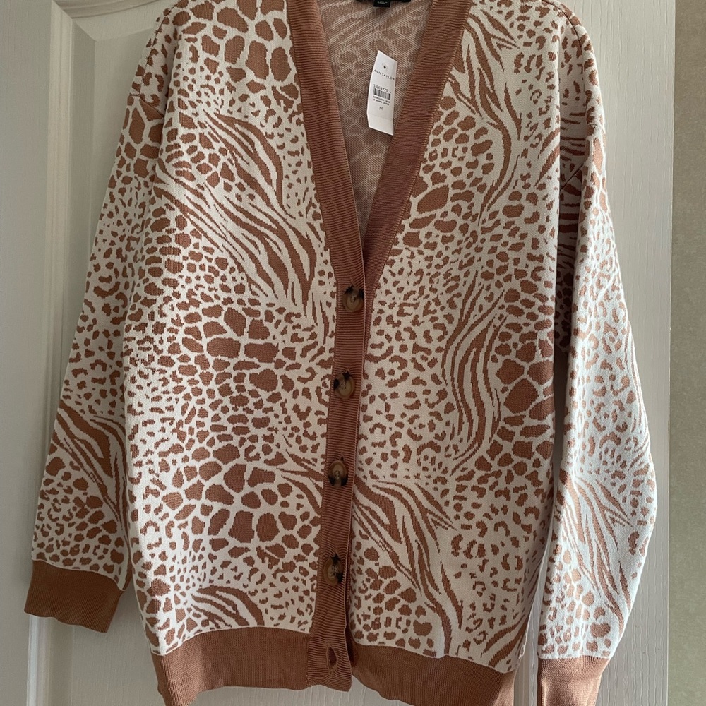 Beautiful new with tags Ann Taylor cardigan size M.